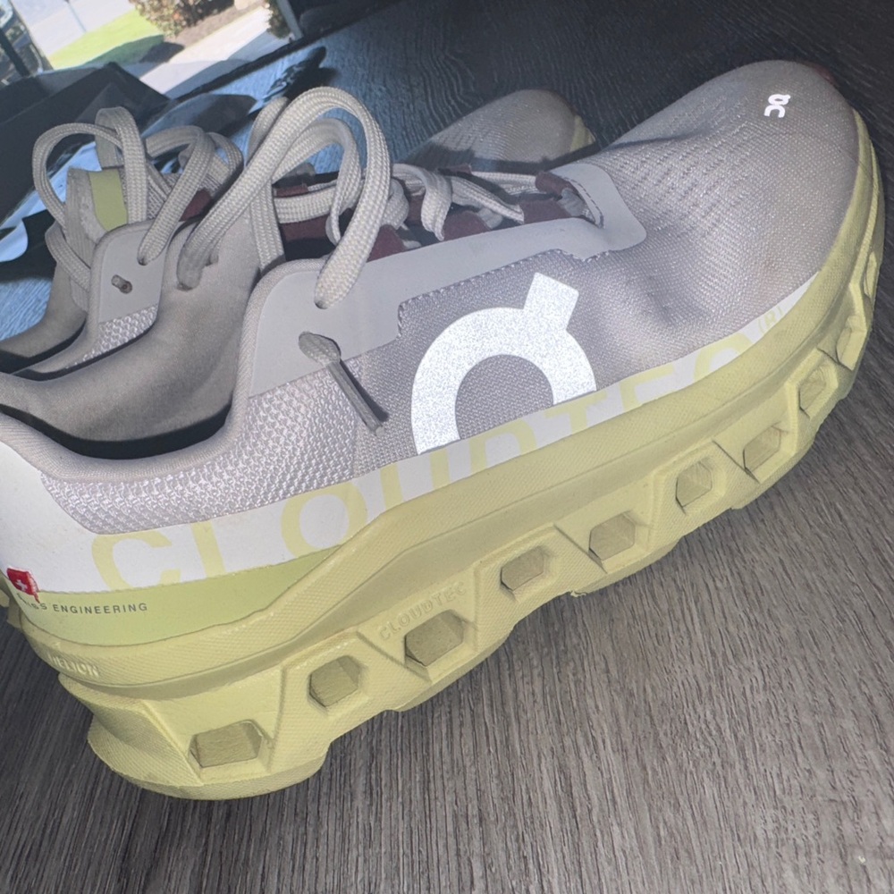 On Running Cloudstratus in Gray and Yellow